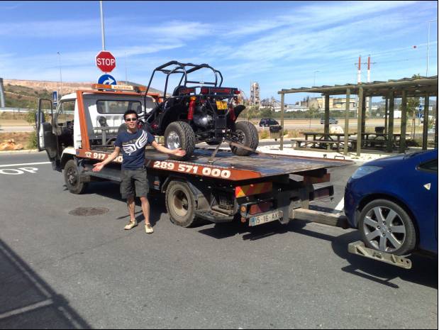 Oops per ongeluk de snelweg ingereden! Buggy moest per takelwagen uit de snelweg!