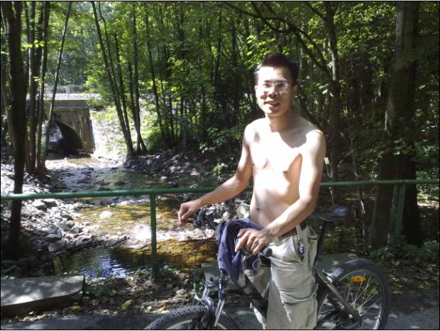 Mountainbiken op een warme zomerdag