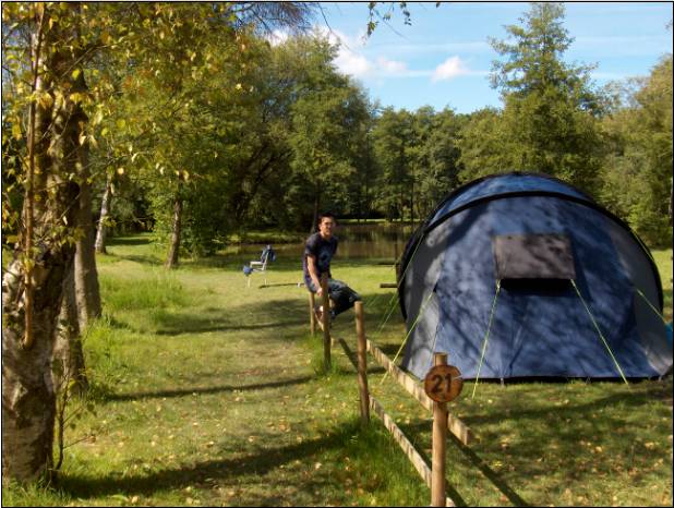Poserend voor de tent