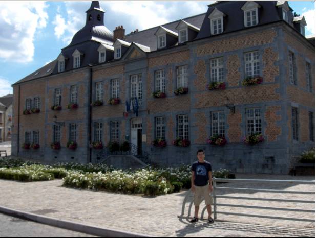 Poserend voor een historische gebouw